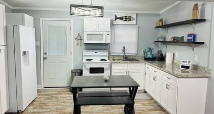 Charming Cottage, a Walk to the beach!