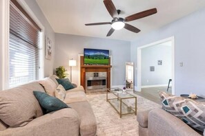 Smart TV, chimenea y oficina 