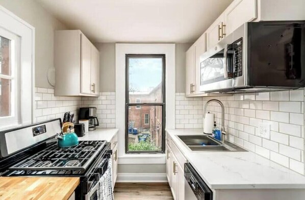 Kjøleskap, mikrobølgeovn, ovn og kokeplater