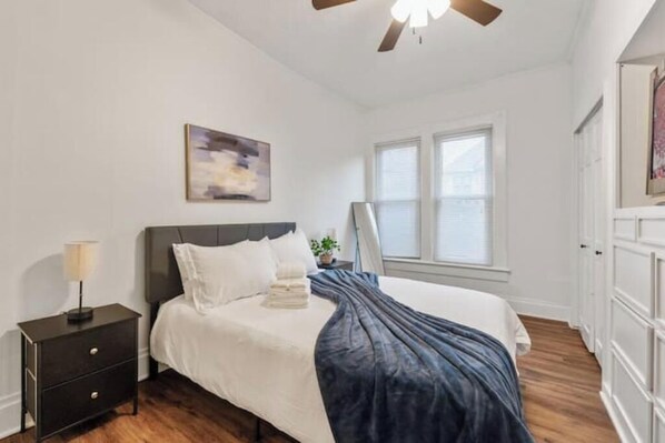 2 bedrooms, desk, iron/ironing board, free WiFi - Steps 2 High ST - BIG Patio - Private parking- OSU (Columbus)