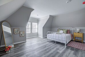5 bedrooms, iron/ironing board, WiFi, bed sheets