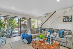 TV connectée, livres, chaîne hi-fi