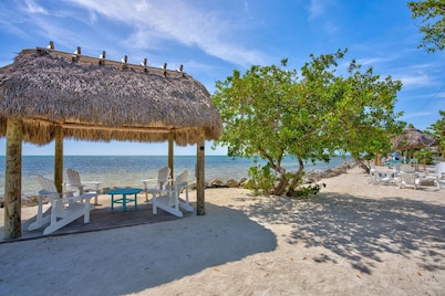 5 Star Coastal Luxury: Key Largo 2BR Condo w/Lagoon, Golf Cart, Pools& Amenities