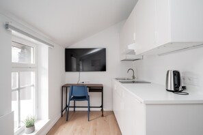 Kühlschrank, Wasserkocher, Kochgeschirr/Geschirr/Besteck