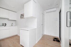 Kühlschrank, Wasserkocher, Kochgeschirr/Geschirr/Besteck