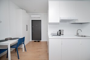 Kühlschrank, Wasserkocher, Kochgeschirr/Geschirr/Besteck