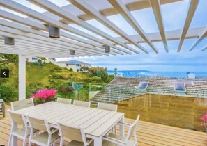 Outdoor dining - Modern 3-Br Beach House In La Jolla with Stunning Views (San Diego)