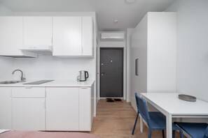 Kühlschrank, Wasserkocher, Kochgeschirr/Geschirr/Besteck