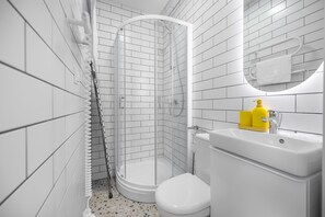 Dusche, Haartrockner, Handtücher