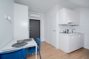 Kühlschrank, Wasserkocher, Kochgeschirr/Geschirr/Besteck