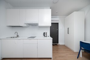 Kühlschrank, Wasserkocher, Kochgeschirr/Geschirr/Besteck