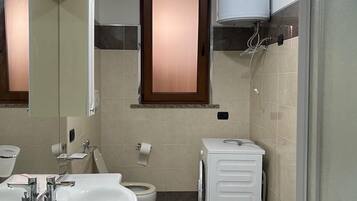 Asciugamani, sapone, carta igienica