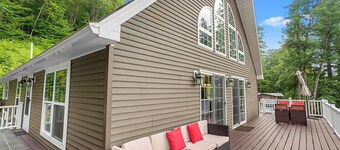 Charming Lake Side Retreat- 3 bed/3 bath Chalet- Pet Friendly