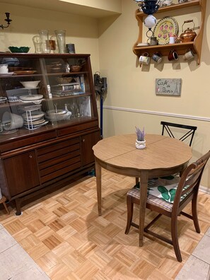 Dining - Chic and cozy 1-bedroom condo with great view in welcoming Cherry Hill (Cherry Hill)