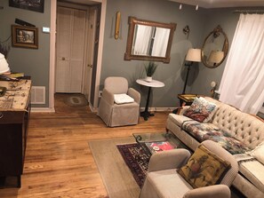 Smart TV, computer monitors - Chic and cozy 1-bedroom condo with great view in welcoming Cherry Hill (Cherry Hill)