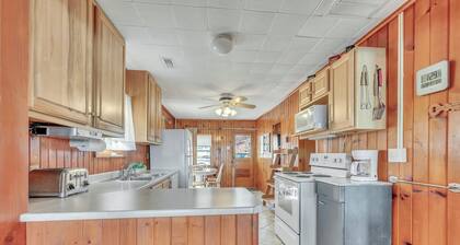 NEW RENTAL!!! Sunny Waters Escape on East Lake Private Dock- Sleeps 10