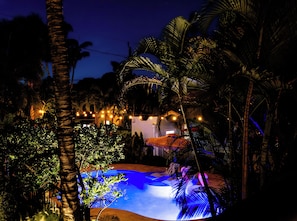Piscina externa, guarda-sóis, espreguiçadeiras