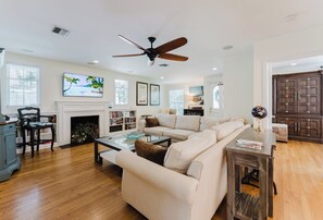 Cottage Confort, 2 chambres, vue jardin | Coin séjour | TV connectée de 55 pouces avec chaînes numériques, Netflix, Hulu