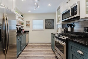 Comfort Cottage, 2 Bedrooms, Garden View | Private kitchen - Coco Plum Cottage (West Palm Beach)