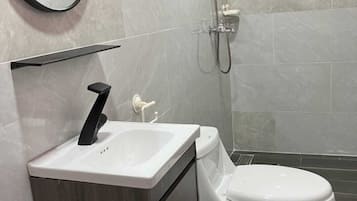 Douche, serviettes fournies, savon, papier toilette