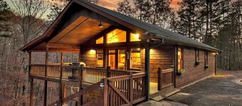 1 MILE from downtown sleeps 10 ~gameroom, hot tub & fire pit~