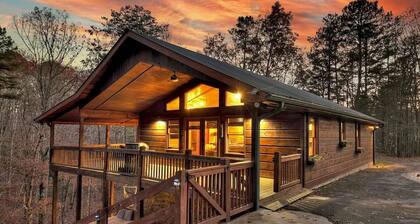 1 MILE from downtown sleeps 10 ~gameroom, hot tub & fire pit~