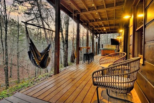 1 MILE from downtown sleeps 10 ~gameroom, hot tub & fire pit~
