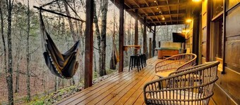 1 MILE from downtown sleeps 10 ~gameroom, hot tub & fire pit~