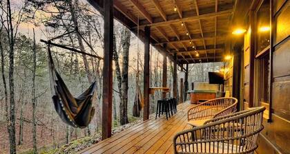 1 MILE from downtown sleeps 10 ~gameroom, hot tub & fire pit~