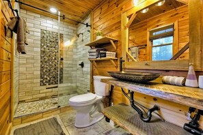 Douche, séchoir à cheveux, serviettes fournies, savon