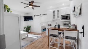 Appartement Premier, sauna, vue sur la ville | Cuisinette privée | Réfrigérateur, four à micro-ondes, un four, surface de cuisson