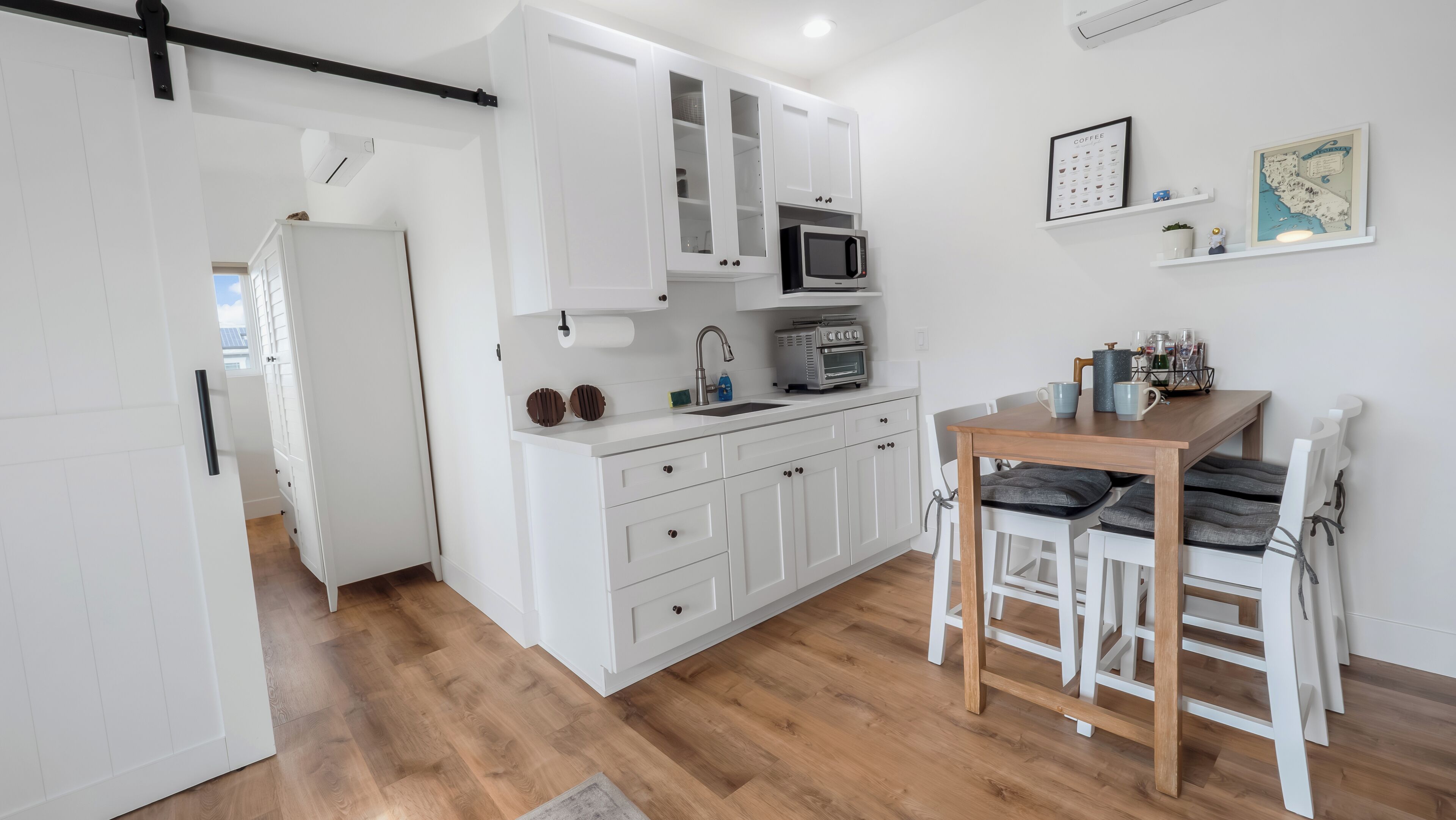 Suite Premier, sauna, vista a la ciudad | Cocineta privada | Cafetera y tetera, refrigerador, microondas y horno 