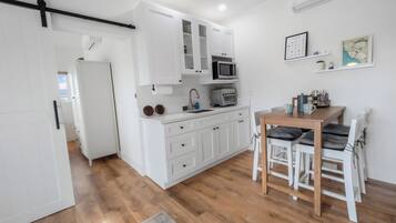 Suite Premier, sauna, vista a la ciudad | Cocineta privada | Cafetera y tetera, refrigerador, microondas y horno