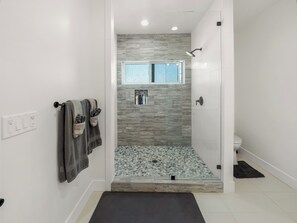Premier Apartment, Sauna, City View | Bathroom | Shower, rainfall showerhead, free toiletries, hair dryer - Rise Suites Oceanside (Oceanside)