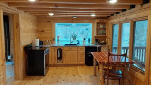 Kjøleskap, ovn, kokeplater og kaffetrakter/tekoker