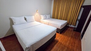Superior Double Room | Desk, laptop workspace, free WiFi, bed sheets - Huara Hostal  (Tacna)