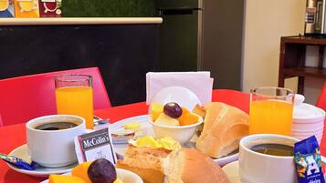 Escritorio, espacio para trabajar con laptop y wifi gratis