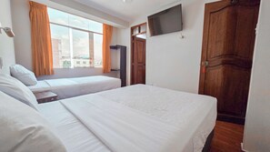 Standard Double Room | Desk, laptop workspace, free WiFi, bed sheets - Huara Hostal  (Tacna)