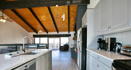 BLUE MOUNTAIN CHALET w/Hot Tub & Fire Pit. Pet friendly!