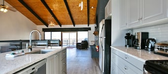 BLUE MOUNTAIN CHALET w/Hot Tub & Fire Pit. Pet friendly!