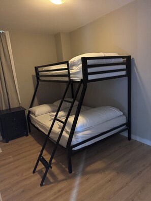 8 bedrooms, free WiFi, bed sheets
