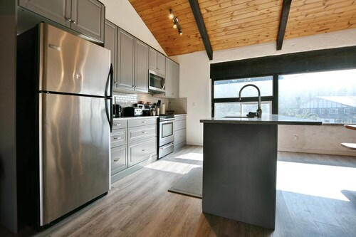  BLUE MOUNTAIN CHALET w/Hot Tub & Fire Pit. Pet friendly!