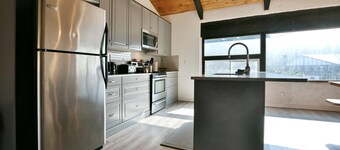  BLUE MOUNTAIN CHALET w/Hot Tub & Fire Pit. Pet friendly!