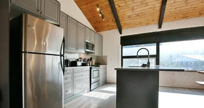 BLUE MOUNTAIN CHALET w/Hot Tub & Fire Pit. Pet friendly!