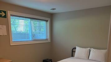 8 bedrooms, free WiFi, bed sheets