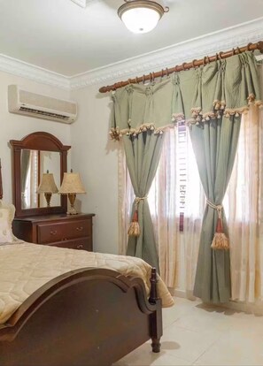 5 bedrooms, iron/ironing board, WiFi, bed sheets