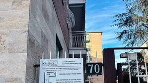 A building entrance with a sign for 'Bed Breakfast Soka' and a 'Dentalare' clinic. - BED & BREAKFAST SAKURA (Milan)