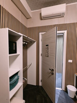 基础双人房或双床房 | 办公桌、遮光窗帘、熨斗/熨板、免费 WiFi