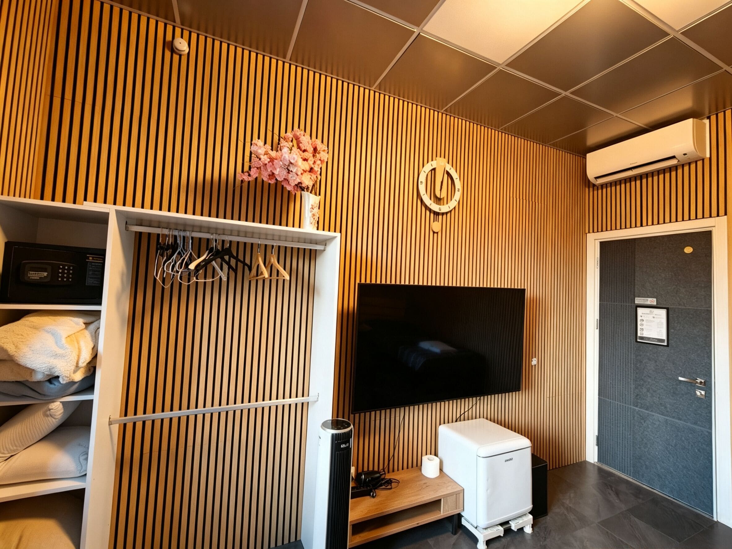Habitación triple básica | Escritorio, cortinas blackout y tabla de planchar con plancha 