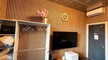 Habitación triple básica | Escritorio, cortinas blackout y tabla de planchar con plancha